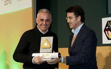 Sampayo recibiu o premio de mans do presidente da Xunta.
