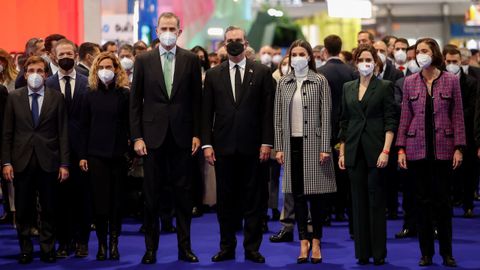 Los reyes de Espaa, Felipe y Letizia, junto a otras autoridades durante la inauguracin de Fitur.