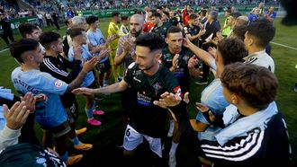 Pasillo de los jugadores del Celta Fortuna a los del Racing en el ascenso del 2023.