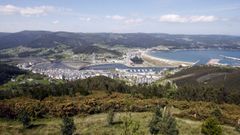 <span lang= gl >Vista xeral de Viveiro, poboaci�n na que se inspira �Catro vellos mari�eiros�, unha das canci�ns m�is populares de Galicia</span>