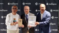 Mir�s (en el centro) recogi� uno de los premios Pilgrim en nombre de la Asociaci�n de Concellos�do Camino Ingl�s.