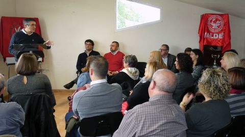 Patxi L�pez interviene en un acto organizado por el PSOE en el concejo de Vald�s, ante la mirada de Adri�n Barb�n 