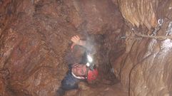 Este estrecho paso desobstruido en 1991 da acceso a la Sala Monforte, la zona m�s profunda de la cueva. De esa cavidad no hay im�genes, ya que el intenso vaho empa�� el objetivo de la c�mara que usaron los espele�logos y las fotos salieron muy defectuosas 