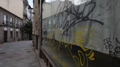 Pintadas en un escaparate del casco hist�rico de Ourense
