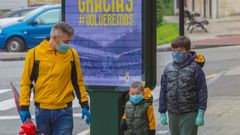 Dos nios con su padre, paseando por Oviedo