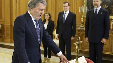I�igo M�ndez de Vigo, en el momento de jurar su cargo como ministro de Educaci�n en junio del 2015 frente a un crucifijo
