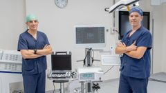 Los ur�logos Manuel Ruibal y Ant�n Zarraonand�a, antes de una operaci�n con hidroablaci�n rob�tica en el Hospital Quironsalud Miguel Dom�nguez de Pontevedra