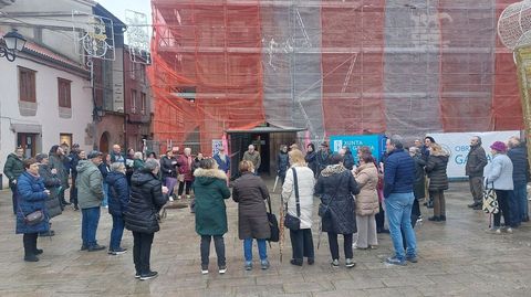 Los vecinos de Melide mantienen las movilizaciones contra el encalado de la fachada de la iglesia. Como todos los viernes, est�n convocados hoy, a las 20 horas, a una nueva concentraci�n. NOGUEROL