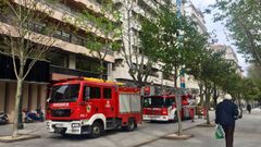 Los bomberos revisan el tejado del edificio de plaza de Compostela 27 a causa de desprendimientos de Pizarra
