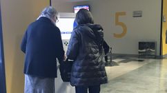 Dos pacientes sacan su cita en una de las m�quinas de las consultas externas del HUCA.Dos pacientes sacan su cita en una de las m�quinas de las consultas externas del HUCA