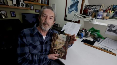 Alberto Taracido con la edici�n en gallego de �O eco dos d�as rotos�, publicado por Demo Editorial