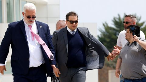 George Santos (en el centro), durante su juicio en una corte federal el pasado abril.