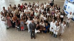Foto de familia del alumnado que finaliza su formaci�n en el �rea sanitaria de Ferrol, con profesorado y responsables de la demarcaci�n