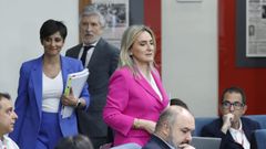 La ministra Milagros Tol�n (vestida de fucsia) llegando a la rueda de prensa posterior al Consejo de Ministros 