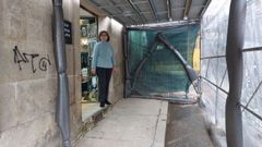 Josefina Castro, a las puertas de la tienda, que ahora est� oculta en un pasadizo tras dos semanas cerrada.