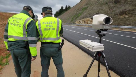 Agentes de la Guardia Civil de Trfico con un radar mvil, en una imagen de archivo