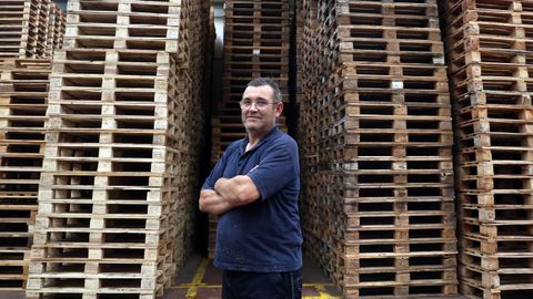 Antonio Flores se ha especializado en dar una segunda vida a la madera de palés