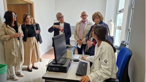 En la imagen (de izqda. a dcha.): la directora de Atenci�n Sanitaria y Salud P�blica del �rea III, Rut Palacio; la directora de Gesti�n de Cuidados y Enfermer�a del �rea III, Arancha Mu�oz; la consejera de Salud, Concepci�n Saavedra; el gerente del �rea III, Miguel Rodr�guez, la alcaldesa de Avil�s, Mariv� Monteser�n, y la enfermera Carlota Losada.