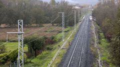 Torretas y cableado para el paso de la catenaria en la l�nea Lugo-Monforte, en la zona de Ribas Altas