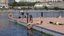 Gente en la plataforma de ba�o de O Parrote de A Coru�a