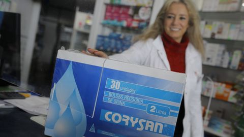 Dispensa de bolsas de recogida de orina en la farmacia As Lagoas de A Corua.