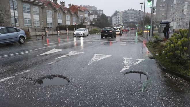 Estos dos baches de la r&uacute;a do H&oacute;rreo surgieron hace meses y a&uacute;n no han sido reparados