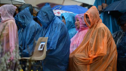 Los fieles tuvieron que soportar la lluvia