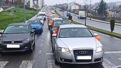 Caravana de coches en Lugo, en protesta por el cierre de Vestas