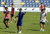 Manu Fern�ndez (centro) pide a sus hombres que olviden las pol�micas y se centren en el f�tbol. 
