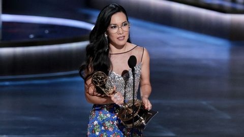 Ali Wong recogiendo su premio