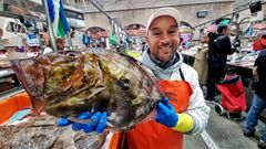 Santiago, de Pescados Cacheiras, muestra un magn�fico ejemplar de sanmarti�o
