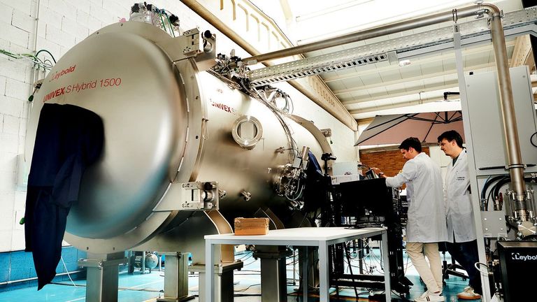 Ingenieros de Kreios Space trabajando en una c�mara de vac�o, donde simulan un escenario espacial.