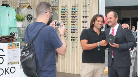 El actor Alberto Rodrguez y el empresario Lucas Surez fotografiados en Metrpoli