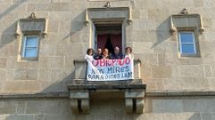 Pancarta contra la gerencia del asilo de O Carballi�o colocada hace meses en el obispado
