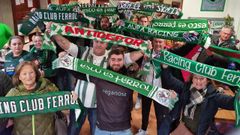 Integrantes de la Pe�a Racinguista Morandeira posan en su sede durante el choque entre Deportivo y Racing disputado el pasado diciembre en Riazor.