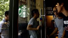 Clientes en un Starbucks en China