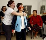 Los chavales realizaron cuatro pruebas para conocer las dificultades con las que se enfrentan quienes padecen alguna discapacidad. Los ancianos fueron sus jueces.
