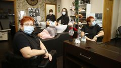 Eugenia Fern�ndez, de Peluquer�a Eugenia, de Xove, se�ala que la facturaci�n ha ca�do por la doble crisis del covid y de Alcoa
