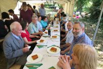 Los vecinos de Sirgueiros compartieron una animada comida.