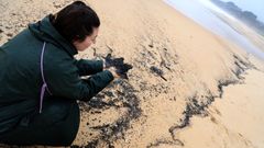 Restos de chapapote en la playa de Queiruga.
