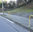 <span lang= es-es >Bolardos</span>. Tampoco se puede aparcar ya en la finca de esta fotograf�a.