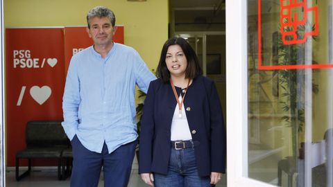 Álvaro Vila y Patricia Domínguez, este domingo en la sede del PSOE ourensano.