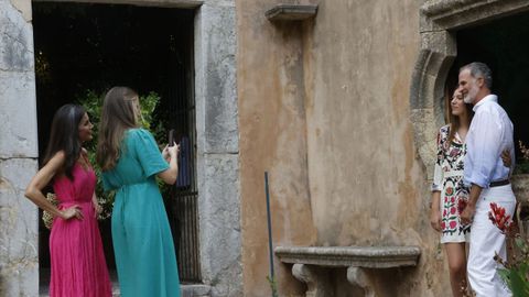 La princesa Leonor fotografa a su padre y su hermana durante sus pasadas vacaciones en Mallorca, en julio del 2023