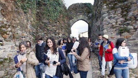 Estudiantes de la escuela universitaria de turismo de A Corua en la Porta da Alcazaba, una de las entradas del antiguo burgo amurallado de Monforte, en una imagen de archivo