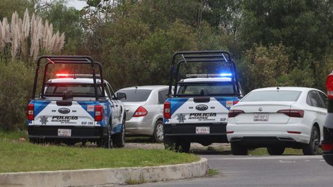 Coches polic�as custodian la zona donde se cometi� un homicidio m�ltiple en el que muri� Jonathan Honas Mel�ndez, del grupo Camilo S�ptimo