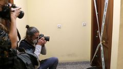 La Guardia Civil ha detenido a un hombre de 51 a�os, Sen�n F.R., como presunto autor de la muerte de su mujer, Teresa, de 48, de varios disparos efectuados con una escopeta en la localidad asturiana de Pola de Laviana