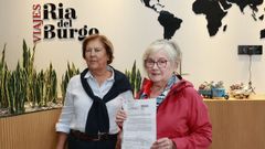 Julita Fraga (derecha) junto con su amiga Pilar Gonz�lez en su agencia de viajes habitual, R�a del Burgo, en A Coru�a.