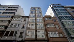 La vivienda okupada est situada en la ltima planta del edificio que aparece en el centro de la imagen, en la Avenida de Fisterra