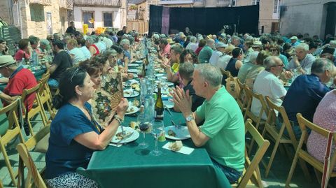 Más de 200 personas disfrutaron de la comida de la Festa da Bica en Trives.