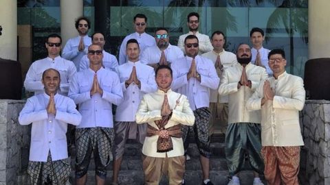 El novio, junto con sus invitados, vestidos con los trajes tradicionales tailandeses.